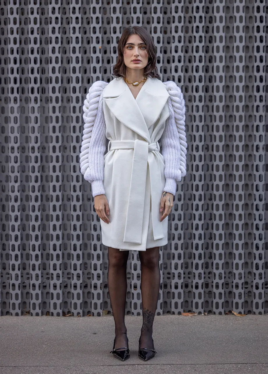 BELTED COAT WITH KNITED SLEEVES